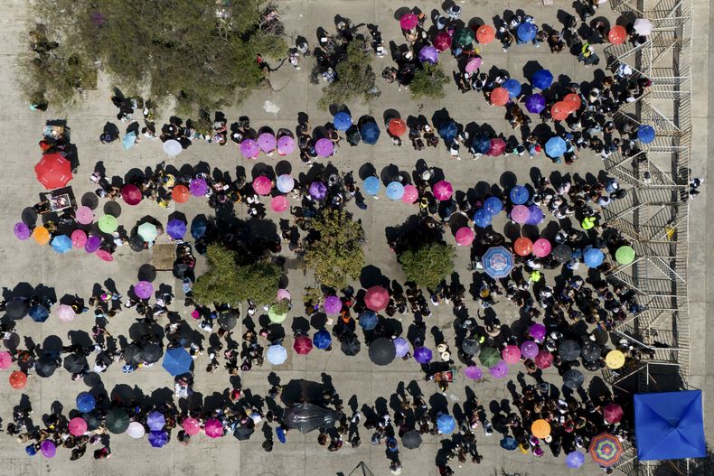 Los fanáticos de la estrella pop colombiana Shakira esperan en fila afuera del Estadio Nacional antes de su concierto, que terminó cancelándose, en Santiago, Chile, el domingo 2 de marzo de 2025. (Foto AP/Matías Basualdo)