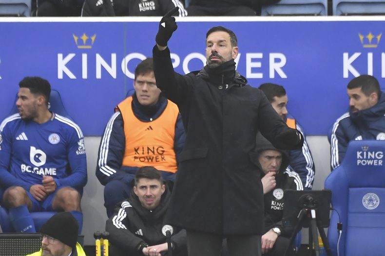 El técnico de Leicester Ruud van Nistelrooy durante el partido contra Arsenal en la Liga Premier, el sábado 15 de febrero de 2025. (AP Foto/Rui Vieira)