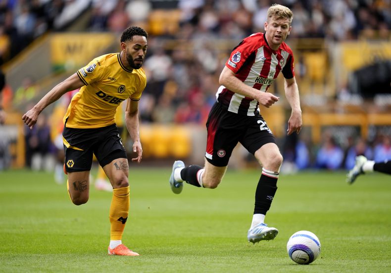 Matheus Cunha del Wolverhampton Wanderers y Nathan Collins del Brentford, derecha, en acción durante el partido de la Liga Premier inglesa entre Wolverhampton Wanderers y Brentford en el estadio Molineux, Wolverhampton, Inglaterra, el domingo 25 de mayo de 2025. (Nick Potts/PA vía AP)