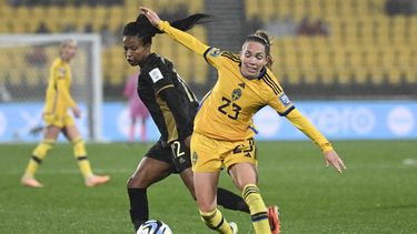 La futbolista sueca Elin Rubensson, a la derecha, y la sudafricana Jermaine Seoposenwe, compiten por el balón en su partido del Grupo G del Mundial de fútbol entre Suecia y Sudáfrica en Wellington, Nueva Zelanda, el domingo 23 de julio de 2023. (AP foto/Andrew Cornaga)