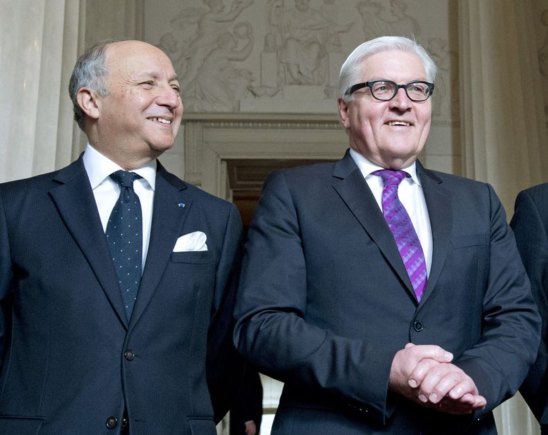 Foto del 1 de abril del 2014 del ministro de Relaciones Exteriores franc&eacute;s Laurent Fabius, izquierda, y su contraparte alem&aacute;n Frank-Walter Steinmeier en Weimar, Alemania. (Foto AP/Jens Meyer, File)