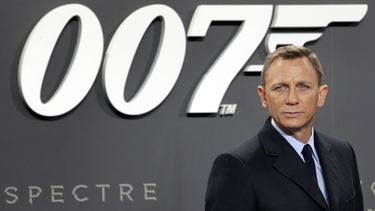 ARCHIVO - En esta fotografía de archivo del 28 de octubre de 2015, el actor Daniel Craig posa para los medios cuando llega al estreno alemán de la película de James Bond Spectre en Berlín, Alemania. (Foto AP/Michael Sohn, archivo)