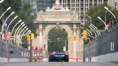 El neozelandés Scott Dixon conduce en una sesión de práctica para la carrera de la IndyCar en Toronto, el viernes 14 de julio de 2023 (Andrew Lahodynskyj/The Canadian Press via AP)