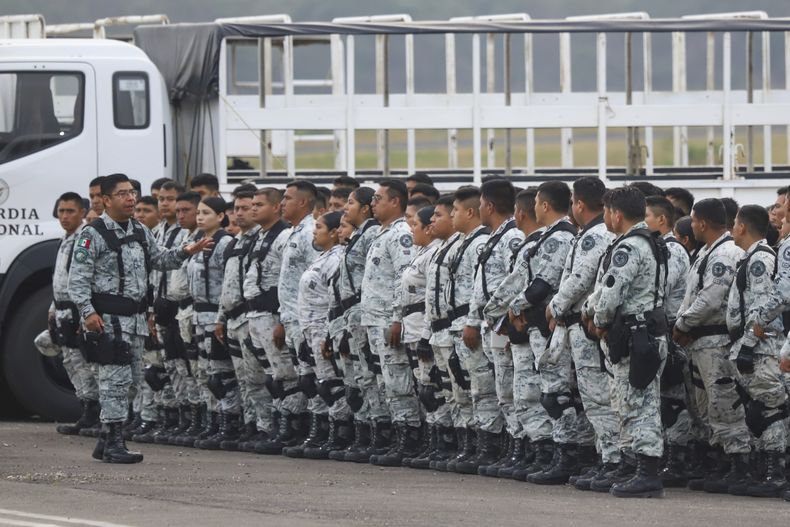 Guardias nacionales mexicanos se alinean antes de abordar un avión en el Aeropuerto Internacional de Mérida, México, el martes 4 de febrero de 2025, para volar a Ciudad Juárez y reforzar la frontera norte del país con Estados Unidos. (Foto AP/Martín Zetina)