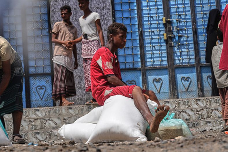 Un niño yemení desplazado se sienta en sacos de ayuda alimentaria en la zona de Salah al-Din, a las afueras de Adén, Yemen, el domingo 25 de octubre de 2026. (AP Foto/Abdulnasser Alseddik)