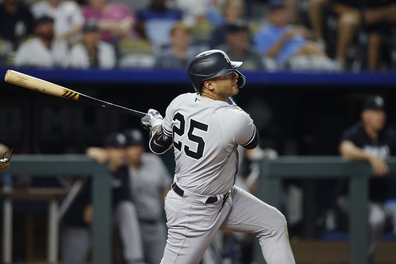 El venezolano Gleyber Torres, de los Yanquis de Nueva York, pega un sencillo en el juego del sábado 30 de septiembre de 2023, ante los Reales de Kansas City (AP Foto/Colin E. Braley)