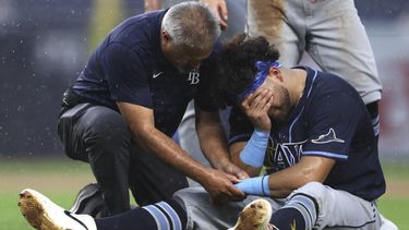 Jonathan Aranda (62) de los Rays de Tampa Bay es atendido después de lesionarse en la quinta entrada de un partido de béisbol contra los Yankees de Nueva York, el jueves 31 de julio de 2025, en Nueva York. (AP Photo/Heather Khalifa)