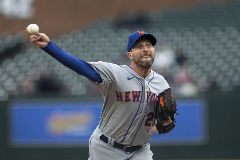 Max Scherzer, de los Mets de Nueve York, realiza un lanzamiento en contra de los Tigres de Detroit durante el segundo juego de una doble cartelera, el miércoles 3 de mayo de 2023, en Detroit. (AP Foto/Paul Sancya)