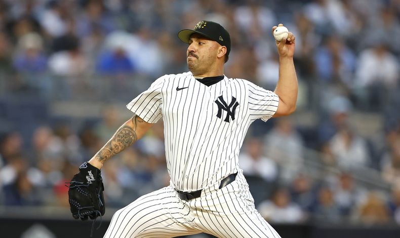 Néstor Cortés, de los Yankees de Nueva York, hace un pitcheo ante los Medias Blancas de Chicago, el viernes 17 de mayo de 2024 (AP Foto/Noah K. Murray)