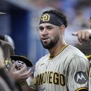Gary Sánchez (centro) de los Padres de San Diego tras conectar un jonrón ante los Marlins de Miami, el jueves 1 de junio de 2023, en Miami. (AP Foto/Wilfredo Lee)