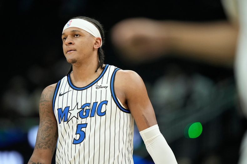 Paolo Banchero, del Magic de Orlando, observa durante la primera mitad de un juego de baloncesto de la NBA contra los Bucks de Milwaukee, el domingo 8 de marzo de 2026, en Milwaukee. (Foto AP/Aaron Gash)