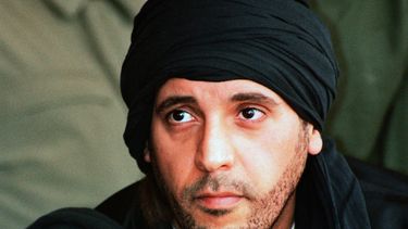 En esta imagen difundida el 25 de septiembre de 2011, Hannibal Gadafi, hijo del derrocado líder libio Muamar Gadafi, observa un ejercicio militar en Zliten, Libia. (AP Foto/Abdel Magid al-Fergany, Archivo)