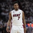 Kyle Lowry, del Heat de Miami, se lamenta durante el tercer partido de las Finales de la NBA ante los Nuggets de Denver, el miércoles 7 de junio de 2023 (AP Foto/Wilfredo Lee)