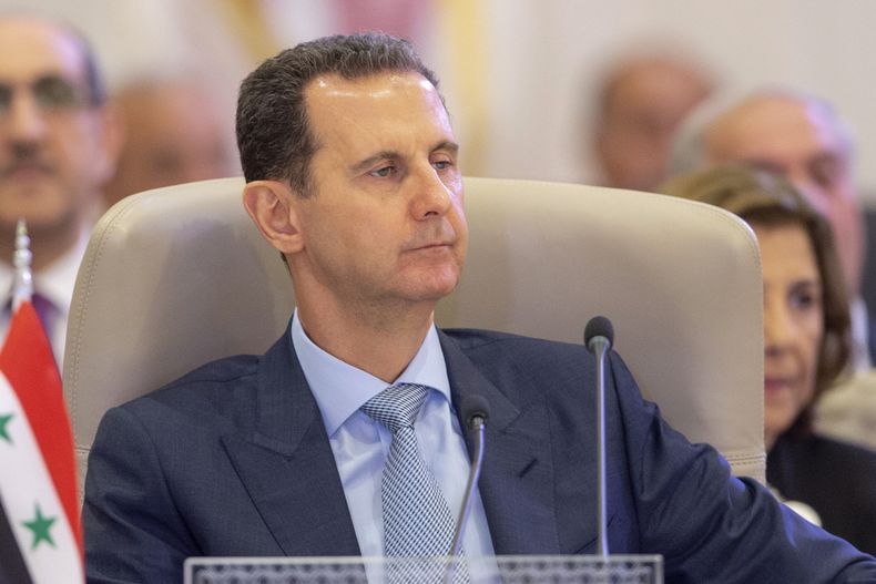 ARCHIVO - En esta foto proporcionada por la Agencia de Prensa Saudí, el presidente sirio Bashar Assad escucha durante una cumbre árabe en Jeddah, Arabia Saudí, el 19 de mayo de 2023. (Agencia de Prensa Saudí vía AP, Archivo)