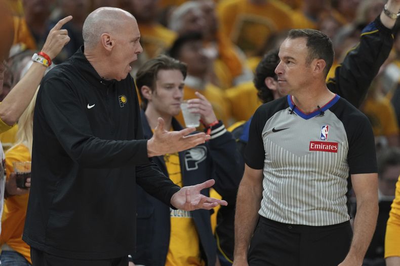 Rick Carlisle, entrenador en jefe de los Pacers de Indiana, discute con el árbitro Josh Tiven durante la segunda mitad del Juego 4 de la serie de las Finales de la NBA contra el Thunder de Oklahoma City, el viernes 13 de junio de 2025, en Indianápolis. (AP Foto/Michael Conroy)