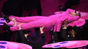 Ryan Gosling interpreta la canción Im Just Ken de la película Barbie en los Oscar el domingo 10 de marzo de 2024, en el Teatro Dolby en Los Ángeles. (Foto AP/Chris Pizzello)