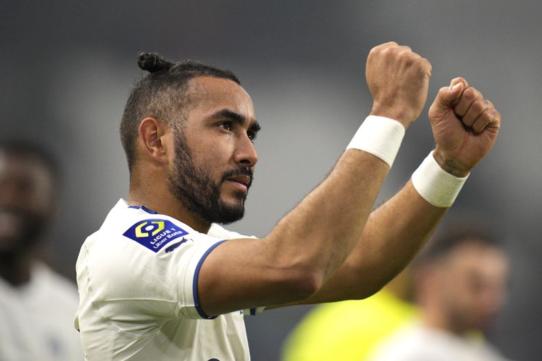 ARCHIVO - Dimitri Payet celebra una victoria del Marsella ante Lyon en la liga francesa, el 6 de noviembre de 2022. (AP Foto/Daniel Cole)