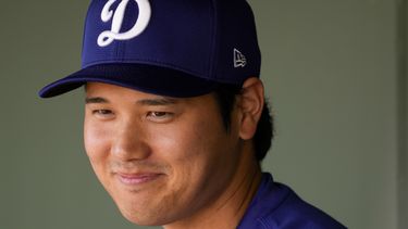 El bateador designado de los Dodgers de Los Ángeles Shohei Ohtani sonríe en el dugout antes de un entrenamiento de primavera contra los Rangers de Texas el miércoles 28 de febrero de 2024 en Surprise, Arizona. (AP Foto/Lindsey Wasson)