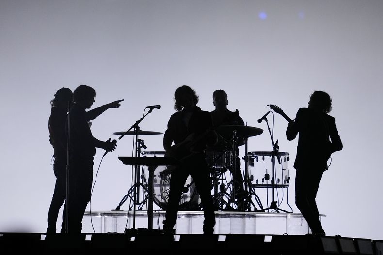 Phoenix actúa durante la ceremonia de clausura de los Juegos Olímpicos de Verano de 2024 en el Stade de France, el domingo 11 de agosto de 2024, en Saint-Denis, Francia. (Foto AP/Ashley Landis)