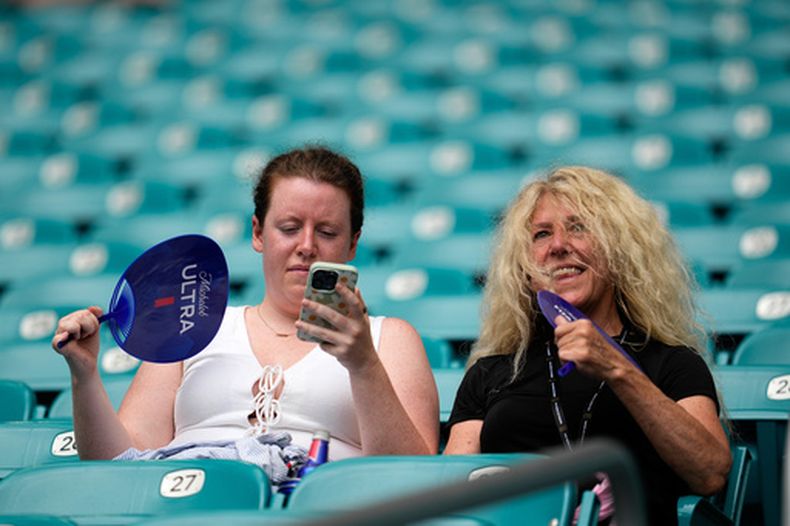 Dos aficionadas se abanican antes del partido de cuartos de final de la Copa del Mundo entre Inglaterra y Noruega, el sábado 11 de julio de 2026 en Miami Gardens, Florida (AP Foto/George Walker IV)