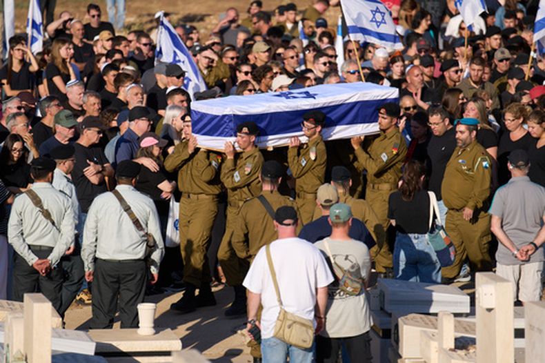 Soldados israelíes transportan el féretro del sargento de escuadra Noam Hamburger, quien murió en un ataque con drones libaneses en el norte de Israel, durante su funeral el domingo 24 de mayo de 2026, en Atlit, Israel. (AP Foto/Ariel Schalit)