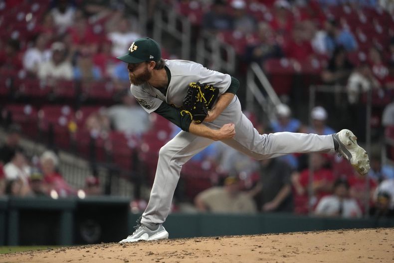 Paul Blackburn, de los Atléticos de Oakland, cumple con su apertura en el juego del miércoles 16 de agosto de 2023, ante los Cardenales de San Luis (AP Foto/Jeff Roberson)