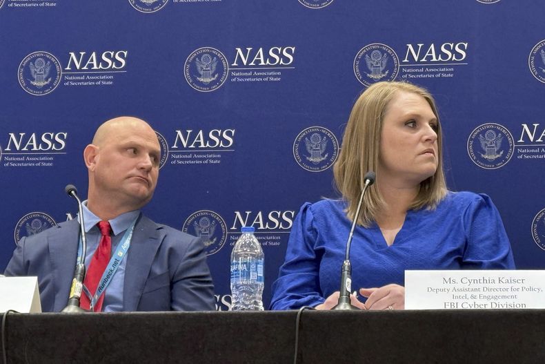 El secretario de gobierno de Kansas, Scott Schwab, izquierda, y Cynthia Kaiser, subdirectora adjunta de la División Cibernética del FBI, participant en una reunión de la Asociación Nacional de Secretarios de Estado en Washington, el jueves 30 de enero de 2025. (AP Foto/Christina A. Cassidy)