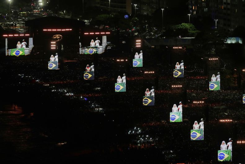 Fanáticos llenan la playa de Copacabana para ver el concierto gratuito de Lady Gaga en Río de Janeiro, el sábado 3 de mayo de 2025. (Foto AP/Bruna Prado)