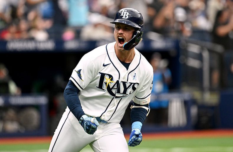 Jonny DeLuca de los Rays de Tampa Bay celebra su jonrón de dos carreras en la séptima entrada ante los Nacionales de Washington el domingo 21 de junio del 2026. (AP Foto/Jason Behnken)