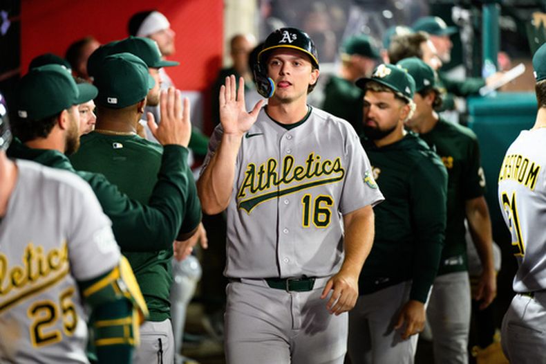 Nick Kurtz (16), de los Atléticos, festeja en la cueva luego de anotar en el juego del martes 19 de mayo de 2026, ante los Angelinos de Los Ángeles (AP Foto/William Liang)