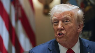 El presidente Donald Trump habla en una reunión de Gabinete en la Casa Blanca, en Washington, el miércoles 26 de febrero de 2025. (Pool vía AP)