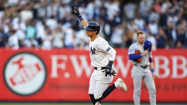 El venezolano de los Yankees de Nueva York, Oswaldo Cabrera recorre las bases tras conectar un cuadrangular ante los Dodgers de Los Ángeles durante la tercera entrada del juego de béisbol, el domingo 9 de junio de 2024, en Nueva York. (AP Foto/Noah K. Murray)
