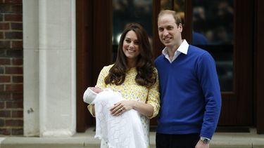 El príncipe Guillermo de Gran Bretaña, a la derecha, y Catalina, la duquesa de Cambridge, sostienen a su hija recién nacida mientras posan para los medios de comunicación fuera del exclusivo ala Lindo del Hospital St. Marys, en Londres, el sábado 2 de mayo de 2015. La atención sobre la princesa Catalina ha alcanzado niveles no vistos desde que se casó con el príncipe Guillermo en una boda de cuento de hadas en 2011. La admisión de que Catalina alteró una fotografía familiar oficial provocó una reacción violenta. (Foto AP/Alastair Grant)