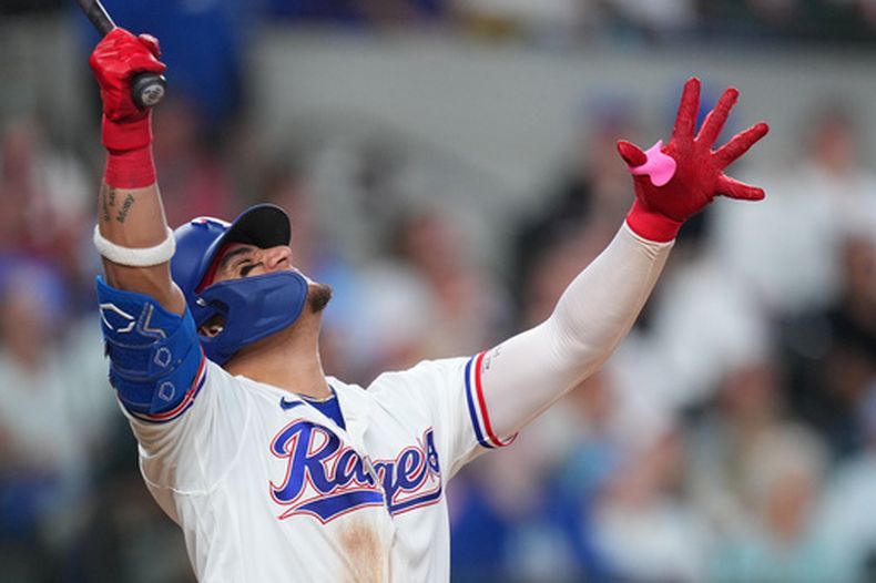 El mexicano Alejandro Osuna, de los Rangers de Texas, reacciona durante el juego ante los Cachorros de Chicago, el sábado 9 de mayo de 2026 (AP Foto/Julio Cortez)