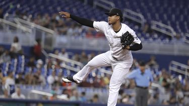 Starlin Castro lidera remontada, Marlins vencen 3-2 a Filis