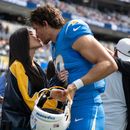 ARCHIVO - Justin Herbert, quarterback de los Chargers de Los Ángeles, besa a Madison Beer previo al pártido contra los Commanders de Washington, el domingo 5 de octubre de 2025, en Inglewood, California. (AP Foto/Kyusung Gong)