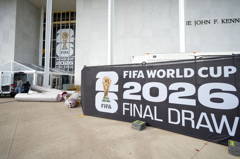 La alfombra roja llega previo al sorteo de la Copa Mundial 2026 en el Kennedy Center en Washington el jueves 4 de diciembre del 2025. (AP Foto/Chris Carlson)