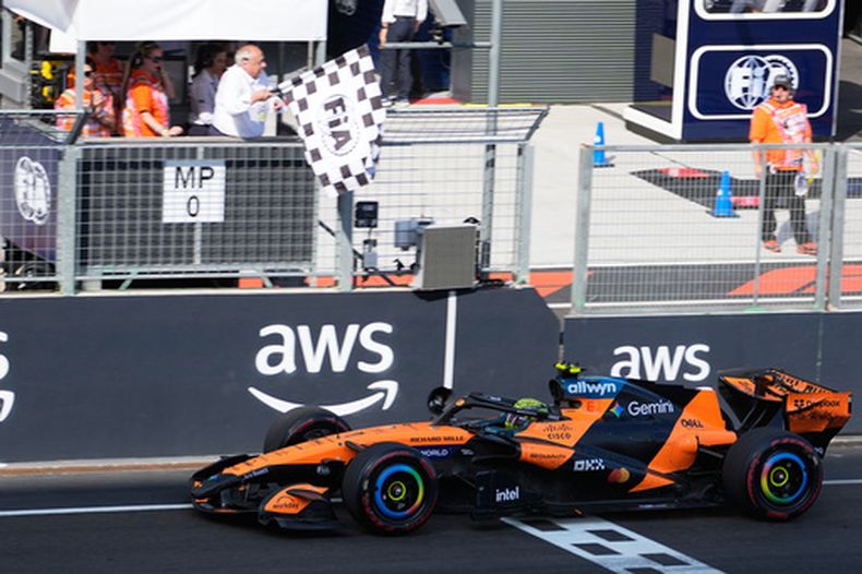 El piloto de McLaren Lando Norris cruza la meta para ganar el Gran Premio de Hungría de la Fórmula Uno, el domingo 26 de julio de 2026. (AP Foto/Darko Bandic)
