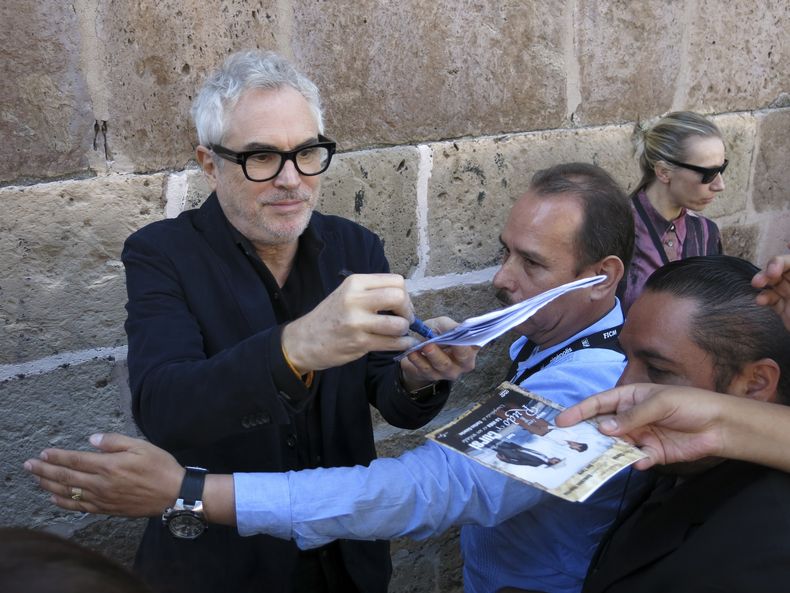 El director Alfonso Cuarón firma un autógrafo en el Festival Internacional de Cine de Morelia, el jueves 24 de octubre de 2024, en Morelia, México. (Foto AP/Berenice Bautista)