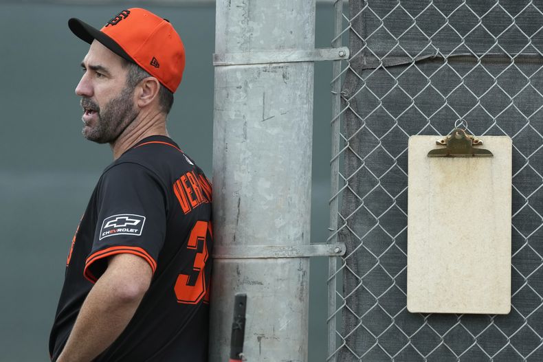 El lanzador de los Gigantes de San Francisco, Justin Verlander, observa a otros lanzadores lanzar en las instalaciones de béisbol de entrenamiento de primavera del equipo, el jueves 13 de febrero de 2025, en Scottsdale, Arizona (AP Foto/Ross D. Franklin)