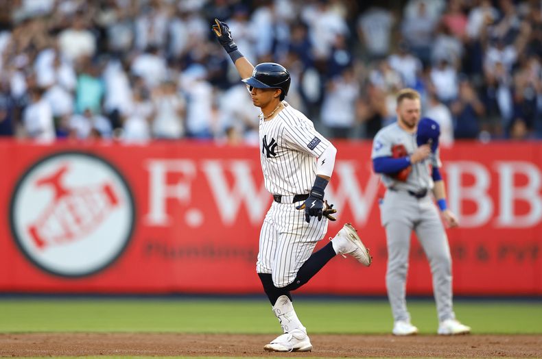 El venezolano de los Yankees de Nueva York, Oswaldo Cabrera recorre las bases tras conectar un cuadrangular ante los Dodgers de Los Ángeles durante la tercera entrada del juego de béisbol, el domingo 9 de junio de 2024, en Nueva York. (AP Foto/Noah K. Murray)