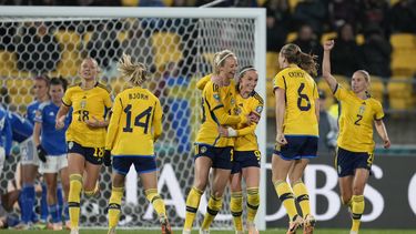 La futbolista sueca Amanda Ilestedt (centro), celebra tras anotar el cuarto gol de Suecia en el partido del Grupo G del Mundial femenino contra Italia, en Wellington, Nueva Zelanda, el 29 de julio de 2023. (AP Foto/John Cowpland)