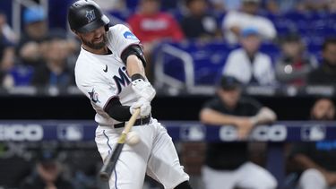 Jon Berti de los Marlins de Miami pega un triple para que Nick Fortes y Joey Wendle anotaran el en la cuarta entrada del juego ante los Reales de Kansas City el lunes 5 de junio del 2023. (AP Foto/Wilfredo Lee)