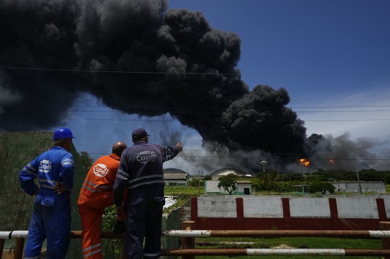 Se extiende incendio en base de combustible en Cuba