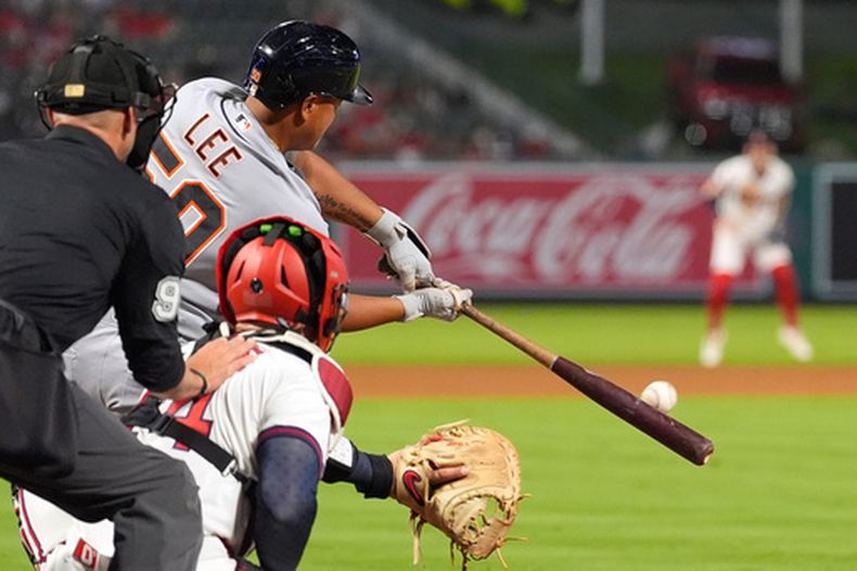 Hao-Yu Lee, de los Tigres de Detroit (centro), conecta un doblete productor de dos carreras mientras el receptor de los Ángeles de Los Ángeles, Logan OHoppe (derecha), y el umpire del plato, Will Little, observan durante la novena entrada de un partido de béisbol el viernes 17 de julio de 2026, en Anaheim, California. (Foto AP/Mark J. Terrill)