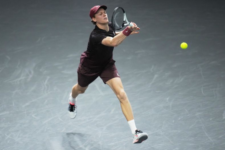 Jannik Sinner devuelve ante Zizou Bergs durante la segunda ronda del Masters de París, el miércoles 29 de octubre de 2025, en París. (AP Foto/Christophe Ena)