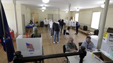 Votantes en la jornada electoral del martes 5 de noviembre de 2024 en Pownal, Maine. (AP Foto/Joel Page)