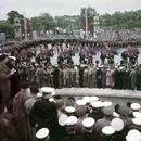 ARCHIVO - La policía montada de Canadá pasa junto al memorial de la reina Victoria en Londres el 2 de junio de 1953, compo parte de una procesión a la Abadía de Westminster para la coronación de la reina Isabel II. AP reunirá un pequeño ejército para cubrir la coronación del rey Carlos III este fin de semana. Para la coronación de su madre hace 70 años, el servicio de noticias también contó con la ayuda de una fuerza aérea. En 1953, tomaba ocho minutos transmitir una sola fotografía en blanco y negro, siempre que las condiciones climáticas y las líneas telefónicas cooperaran. Entre los métodos que AP empleó para transmitir las fotos de Londres a sus clientes de periódicos estadounidenses había un acuerdo para ponerlas en aviones de combate de la Fuerza Aerea Real. (Foto AP, archivo)