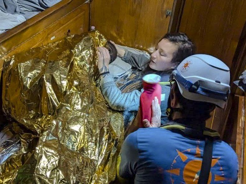 En esta imagen entregada el 12 de diciembre del 2024 por CompassCollective, se ve a rescatistas atendiendo a una niña de 11 años de Sierra Leona que fue hallada flotando en el Mar Mediterráneo, al parecer la única sobreviviente de un naufragio. (AP foto/CompassCollective, HO)