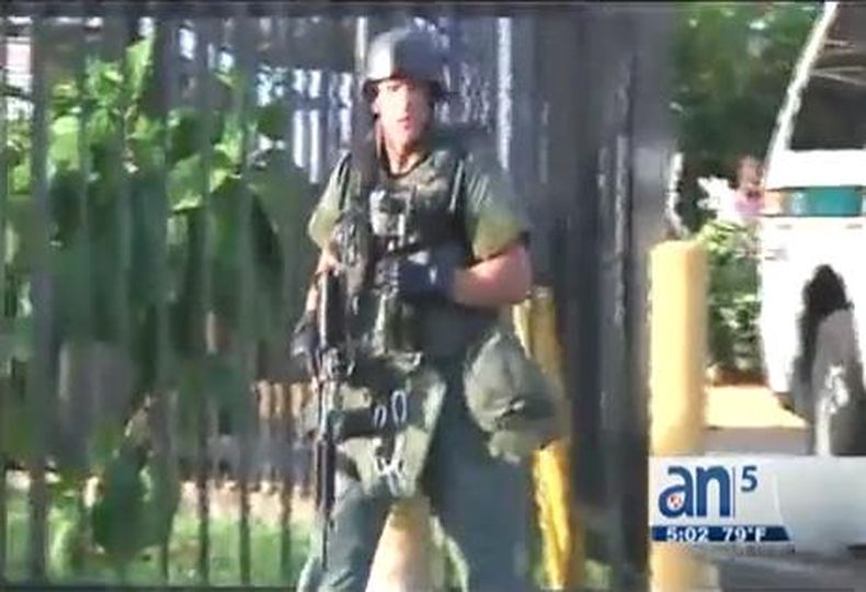 Hombre que se atrincheró en su residencia fue econtrado muerto.  Su esposa se encuentra en condición grave en el hospital tras recibir un balazo.